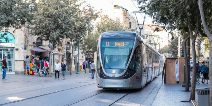 трамвай города иерусалима едет на одной из центральных улиц в 128557243