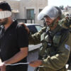 Palestino vendado detenido