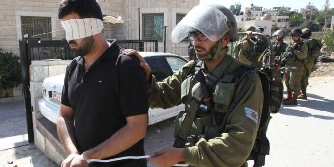 Palestino vendado detenido