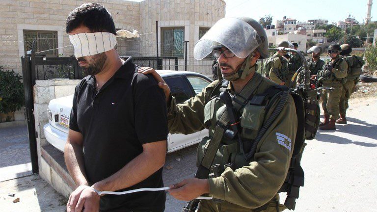 Palestino vendado detenido